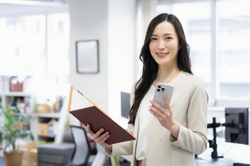 オフィスで仕事をする若いビジネスウーマン オフィスで仕事をする若いビジネスウーマン ビジネス,女性,オフィスの写真素材