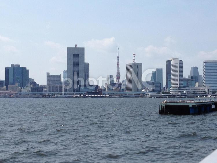 晴海埠頭からの東京タワー 都会,ビル群,東京タワーの写真素材