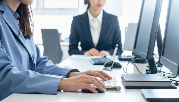 ビジネスシーン　オフィス　 キーボードの写真