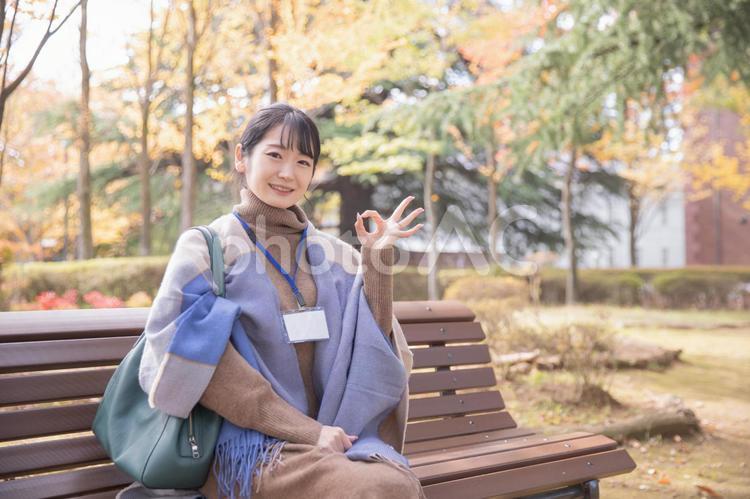 秋の公園にいる会社員の女性 秋,女性,olの写真素材