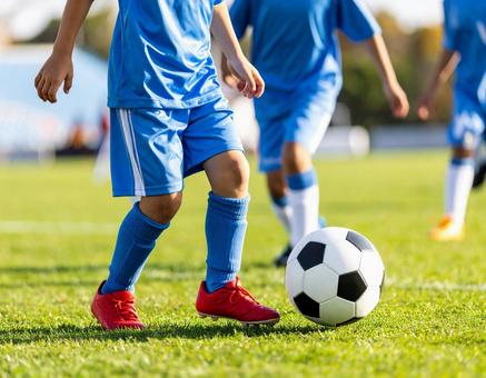 サッカー少年の練習風景の写真