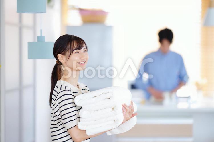 タオルを持ち笑う女性 女性,笑う,笑顔の写真素材
