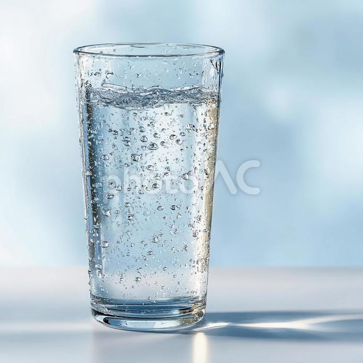 水滴のついた冷たい水の入ったグラス 水,冷水,グラスの写真素材
