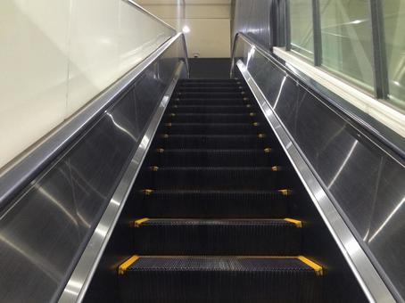 駅の誰もいない無人ののぼりエスカレーター 駅の誰もいない無人ののぼりエスカレーターの写真