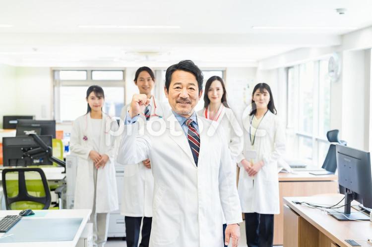 医療施設で働くスタッフ 白衣,医療従事者,医療スタッフの写真素材