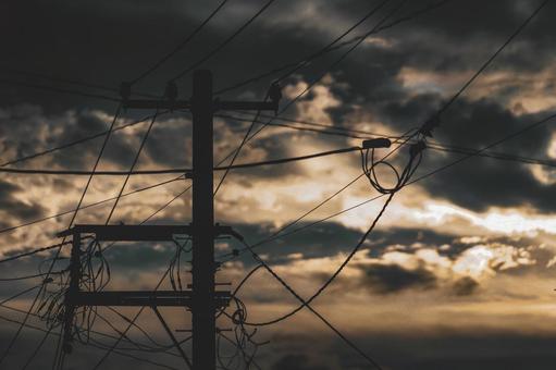 夕暮れ時の住宅街と電線 電線,電柱,住宅街の写真素材