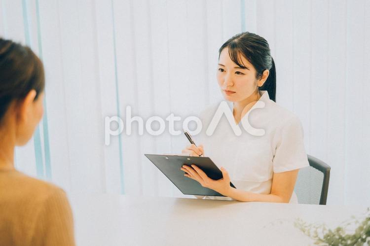 カウンセリングする看護師（真剣） カウンセラー,保健師,民生委員の写真素材