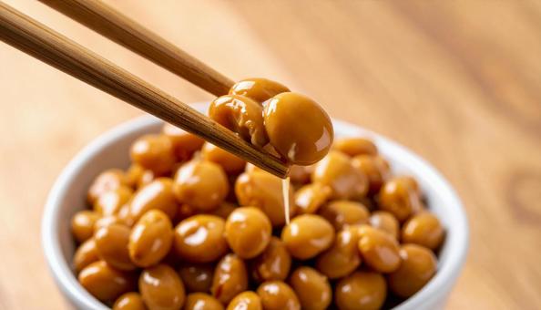 ねばねばの納豆を箸ですくう ねばねばの納豆を箸ですくうの写真