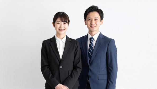 いい関係を築く女性社員と並び立つ上司 いい関係を築く女性社員と並び立つ上司の写真
