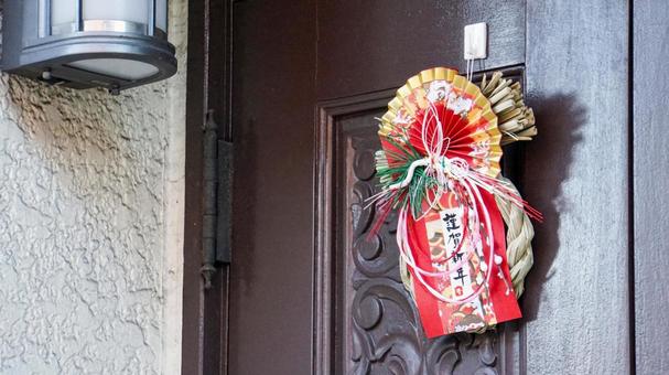 玄関にかけるお正月のしめ縄飾り しめ縄,飾り,正月飾りの写真素材