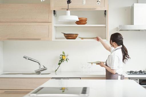 Asian woman organizing the kitchen, pulizie che agiscono, una cucina, immagazzinamento, JPG