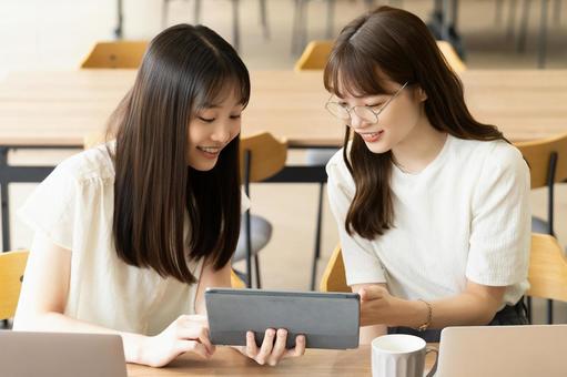 ミーティングをする2人のビジネスウーマン ミーティングをする2人のビジネスウーマン 女性,ビジネス,ミーティングの写真素材
