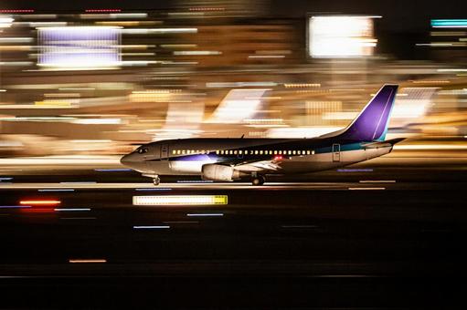 夜間離陸するジェット機の光跡 夜間離陸するジェット機の光跡の写真