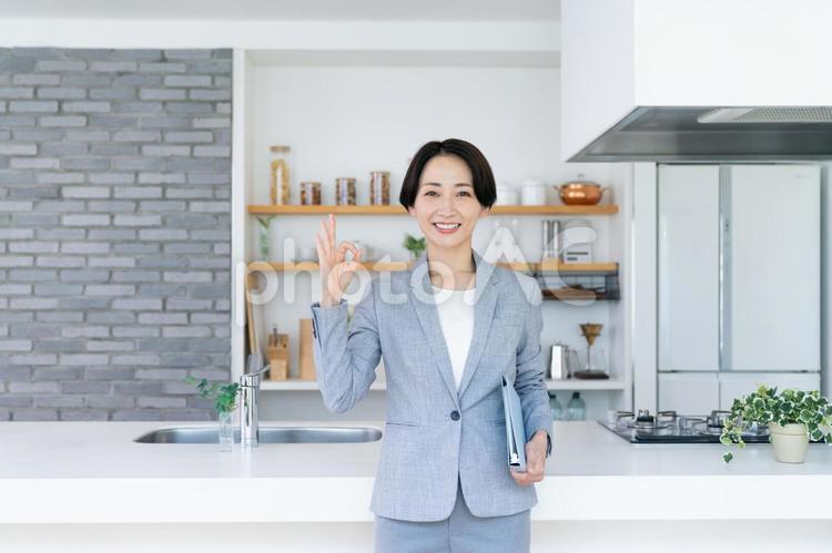 不動産業のビジネスウーマン 不動産,ビジネスウーマン,ビジネスの写真素材