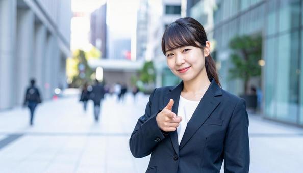 指をさす女性 指をさす女性の写真