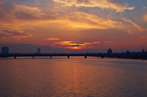 新十三大橋から望む夕陽 夕陽,入日,夕焼けの写真素材
