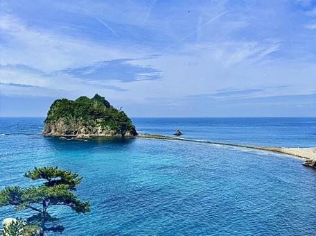青い海と島への道 青い海と島への道の写真