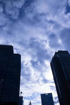 ビル群の間にある雲の写真