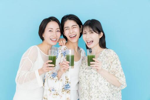青汁を飲むミドルの女性 青汁,健康食品,女性の写真素材