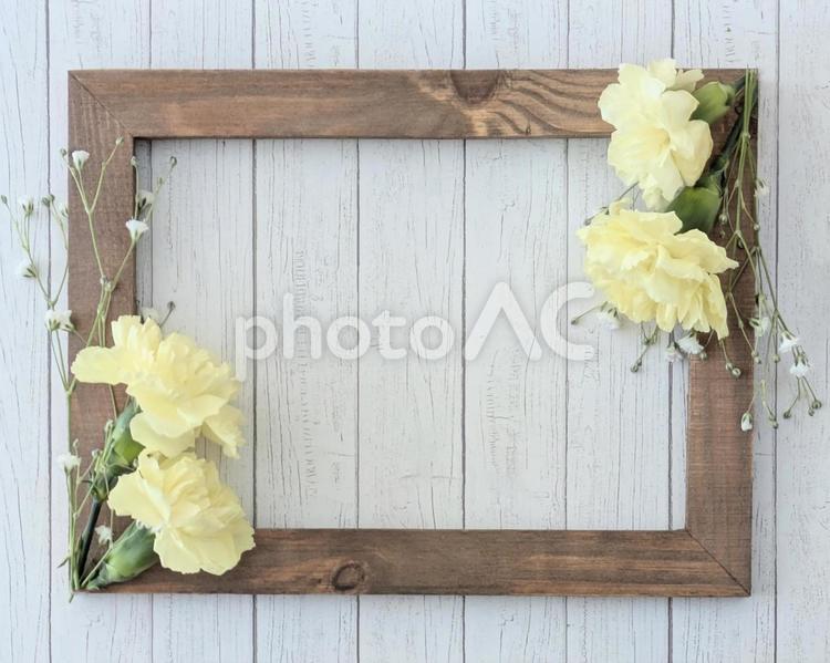 木目テクスチャとカーネーションのフレーム フレーム,カーネーション,木目の写真素材