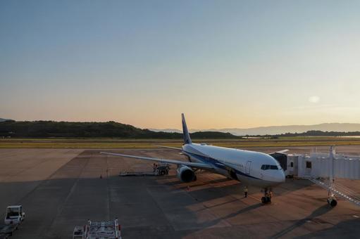 夏の夕方、長崎空港に広がる光 飛行機,航空機,旅客機の写真素材