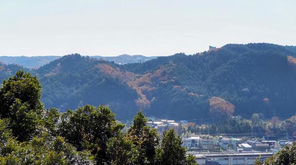 天覧山から見た飯能の街&紅葉の山・飯能市 天覧山から見た飯能の街&紅葉の山・飯能市の写真