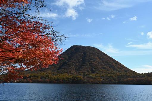 榛名湖と榛名富士と紅葉のモミジ 湖,カルデラ湖,紅葉の写真素材
