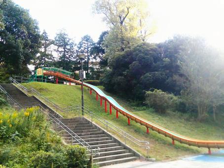 丘を滑り降りる、長い滑り台　公園　野外の写真