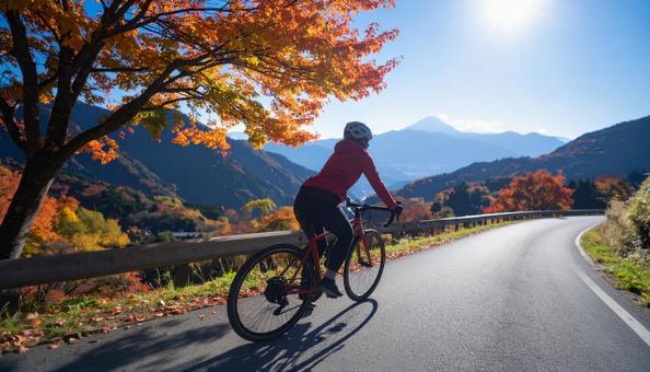 ロードバイクでサイクリングする女性 ロードバイクでサイクリングする女性の写真