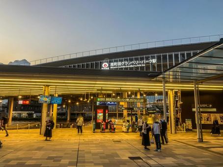 【東京都】南町田グランベリーパーク駅 【東京都】南町田グランベリーパーク駅 南町田グランベリーパーク駅,南町田グランベリーパーク,夜の写真素材