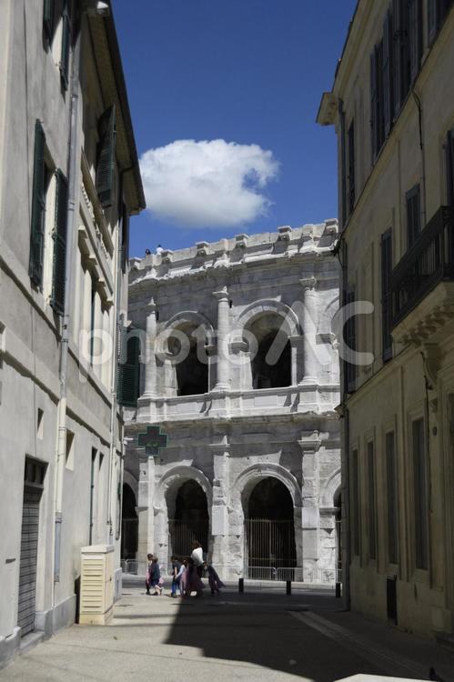 路地から見える円形闘技場。フランス コロッセオ,ニーム,ニーム円形闘技場の写真素材