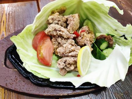 キャベツに盛られた鶏の唐揚げ キャベツに盛られた鶏の唐揚げ 唐揚げ,鶏肉,料理の写真素材