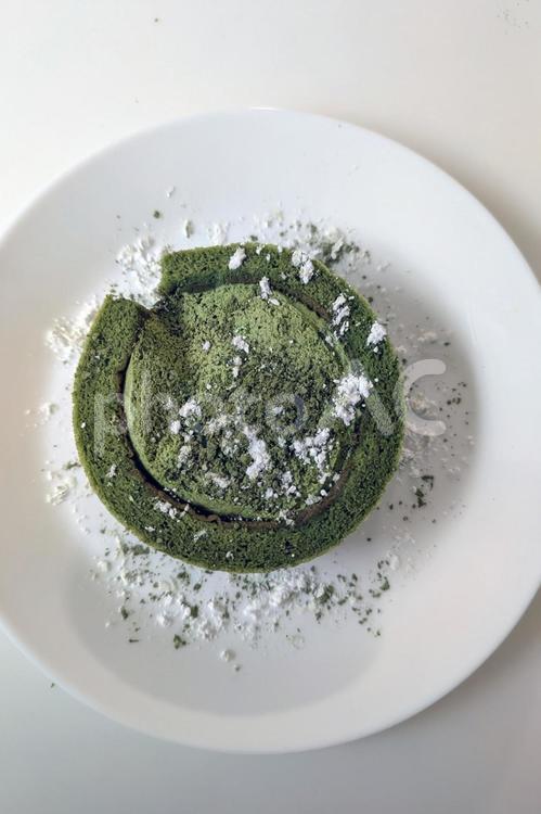 抹茶のロールケーキ（縦画像） ロールケーキ,抹茶,スイーツの写真素材