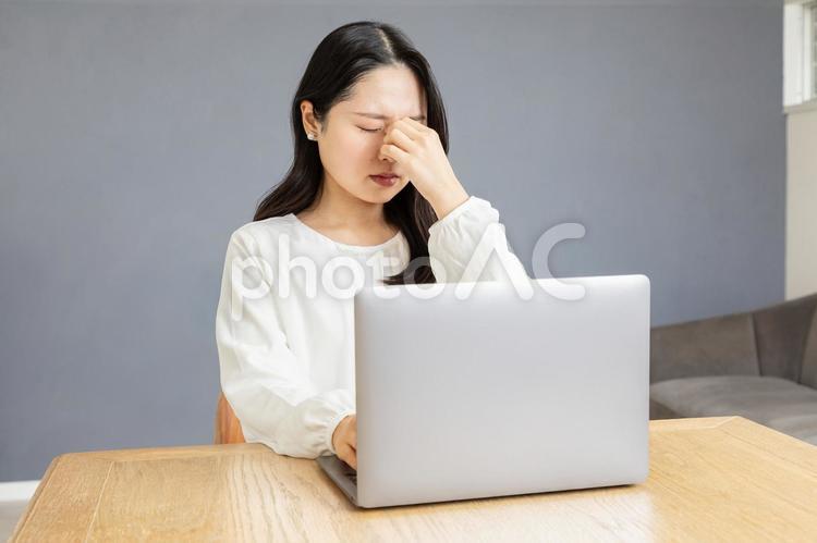 テレワークで目の疲れを感じる女性01 女性,眼精疲労,疲れるの写真素材