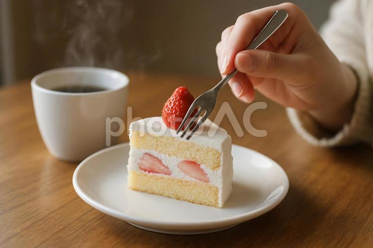 ショートケーキにフォークを入れる手元 ショートケーキ,手元,フォークの写真素材