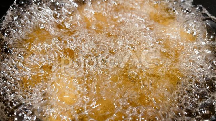 唐揚げを調理　バブル 油,フライパン,揚げ物の写真素材