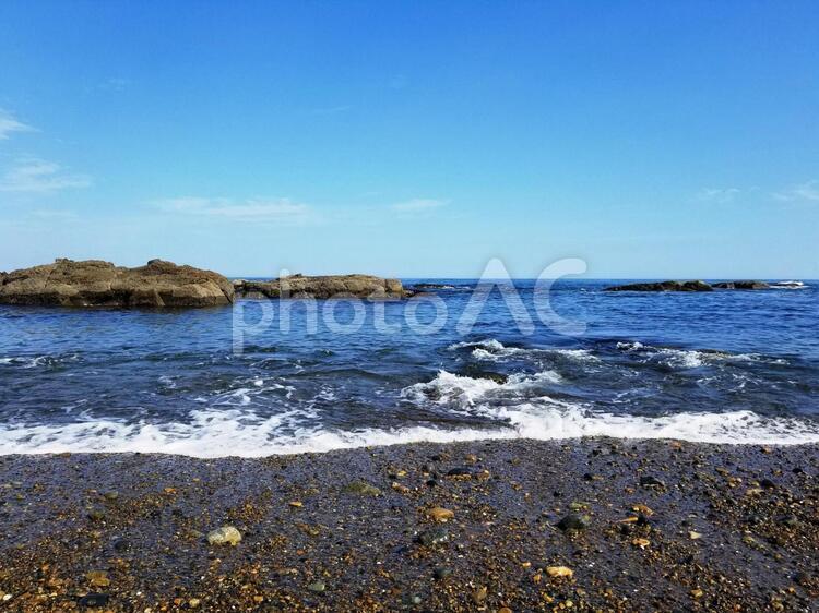 波が打ち寄せる青い海の浜辺 海,砂浜,波の写真素材