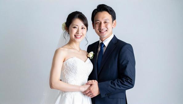 結婚式の日本人の新郎新婦 手を取り合う 結婚式の日本人の新郎新婦 手を取り合うの写真