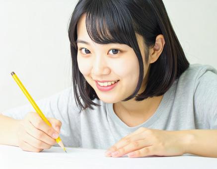 鉛筆を持つ 若い女の子 1 鉛筆を持つ 若い女の子 1の写真
