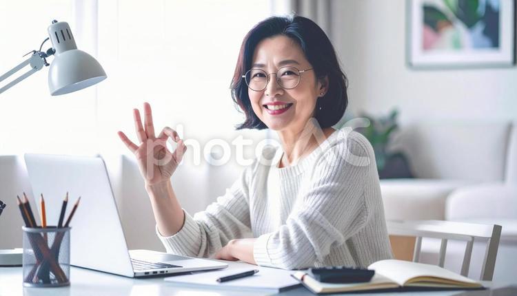 家計がうまくいきパソコンの前で微笑む女性 パソコン,家計簿,節約の写真素材