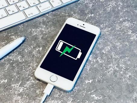 スマホを充電中 スマホを充電中 充電,スマホ,急速充電の写真素材