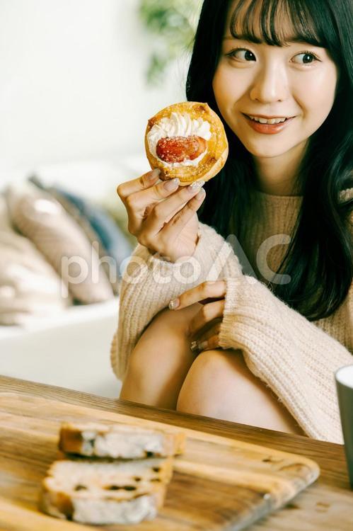スイーツを食べる若い女性　おやつの時間 女性,ライフスタイル,おやつの写真素材