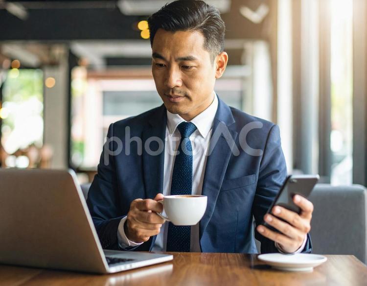 カフェで仕事をするビジネスマン 男性,カフェ,仕事の写真素材