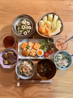 炊き込みご飯＆やみつき豆腐マヨ定食の写真