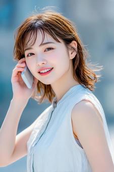 スマフォで話をしている夏服を着た女性 スマフォで話をしている夏服を着た女性の写真