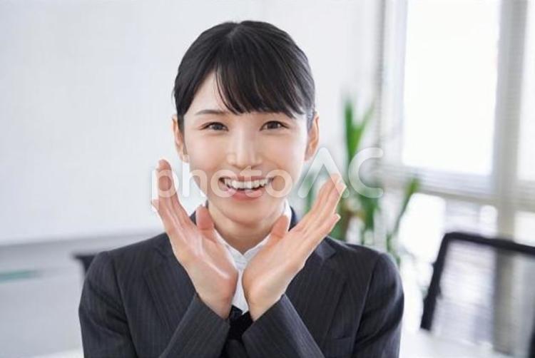 応援をする日本人ビジネスウーマン 女性,応援,両手の写真素材