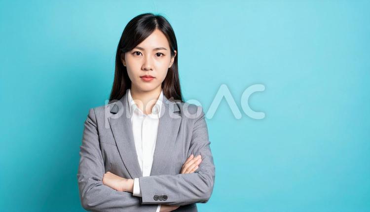 不機嫌な顔のビジネスウーマン 腕組,ビジネスウーマン,怪しいの写真素材