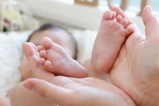 赤ちゃんの小さい足 赤ちゃんの小さい足 赤ちゃん,赤ちゃんの足,足の写真素材