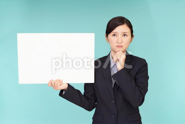 ホワイトボードを持つ女性 女性,ビジネウーマン,女の写真素材
