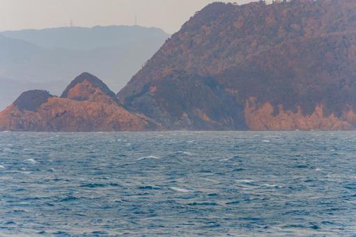 冬の荒々しい海と海岸線 冬の荒々しい海と海岸線 冬,海,波の写真素材